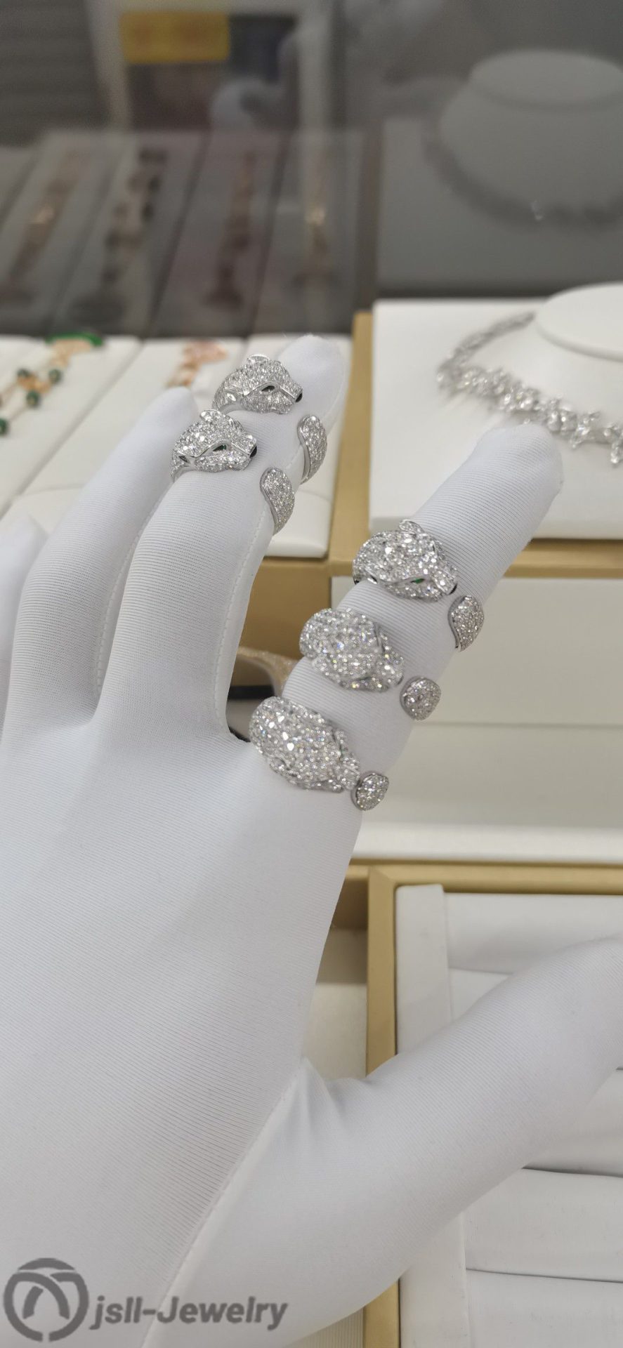 Jsll-Jewelry | 18-karat leopard head ring in white gold with diamonds